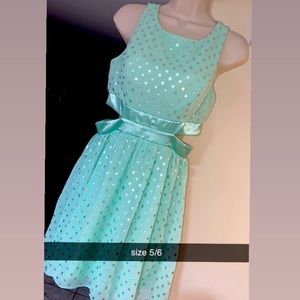 SHORT MINT DRESS WITH SILVER POLKA DOTS. SIZE 5/6